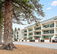 Breeze Beachfront Apartments - Hotels Melbourne