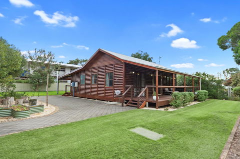 The Log Cabin - 47 Jetty Road - Hotels Melbourne 13