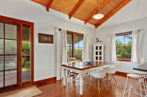 The Log Cabin - 47 Jetty Road - Hotels Melbourne 5