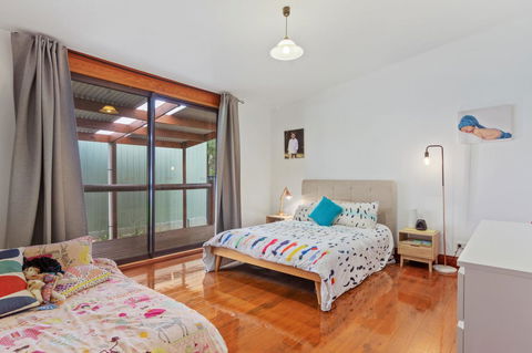 The Log Cabin - 47 Jetty Road - Hotels Melbourne 11