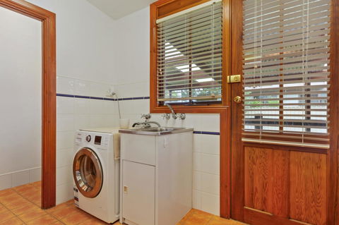 The Log Cabin - 47 Jetty Road - Hotels Melbourne 7