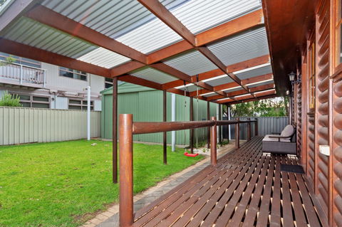 The Log Cabin - 47 Jetty Road - Hotels Melbourne 9