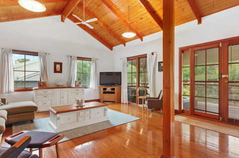 The Log Cabin - 47 Jetty Road - Hotels Melbourne 1