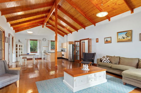 The Log Cabin - 47 Jetty Road - Hotels Melbourne 8