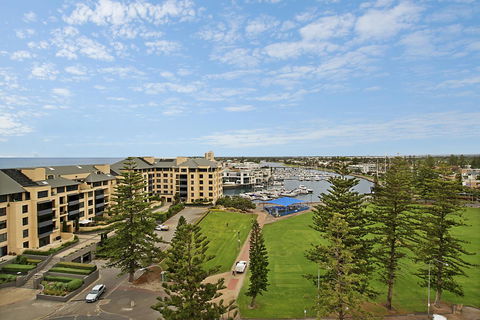 Beachside Luxury & Comfort, Ocean Views In Glenelg - Hotels Melbourne 26