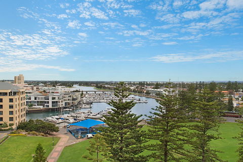 Beachside Luxury & Comfort, Ocean Views In Glenelg - Hotels Melbourne 4