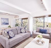 Bright and Spacious Family Home With Leafy Deck - Hotels Melbourne