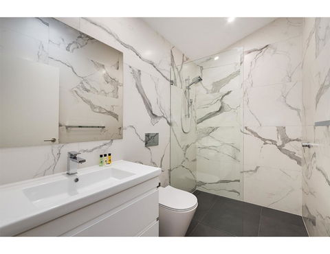Walk To The City From This Renovated Heritage Gem - Hotels Melbourne 6