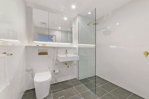 Stylish And Neat Two Bed Apartment In Wentworth Point - Hotels Melbourne 9