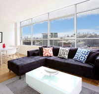 Gadigal Groove - Modern and Bright 3BR Executive Apartment in Zetland with Views - Hotels Melbourne