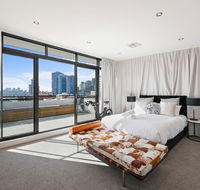 Darling Harbour Penthouse ViewsJacuzzi - Hotels Melbourne