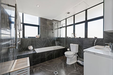 Darling Harbour Penthouse Views+Jacuzzi - Hotels Melbourne 3