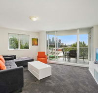 Bridge and Sails - Views of the Bridge and Opera House from this Executive 2BR Apartment in Darlinghurst - Hotels Melbourne