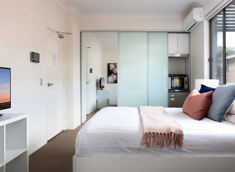 Bright Studio Steps From Westmead Hospital - Hotels Melbourne 3