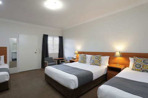 Cadman Motor Inn And Apartments - Hotels Melbourne 2