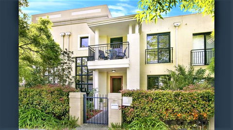 Campbelltown Most Sought After Park Central Home - Hotels Melbourne 0
