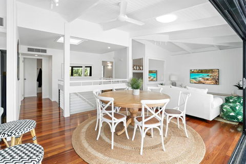 Coastal Luxe In Little Cove, Noosa Heads - Hotels Melbourne 3