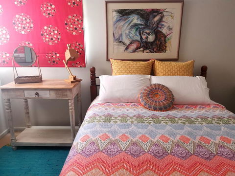 Colourful Creative Artist House Glen Waverley - Hotels Melbourne 2