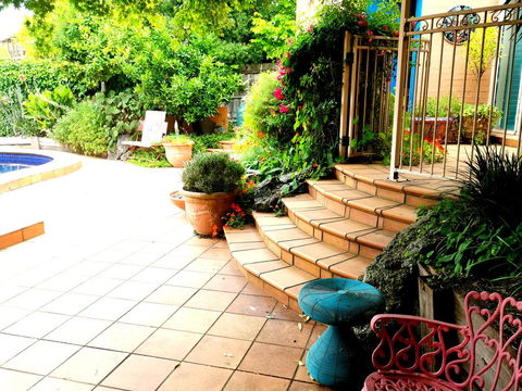 Colourful Creative Artist House Glen Waverley - Hotels Melbourne 1