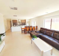 Comfortable 5BR House 6mins to Werribee Station.Great Ocean Road tourist stopover - Hotels Melbourne