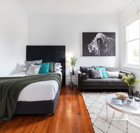 Cosy nook in inner-city Victorian mansion - Hotels Melbourne