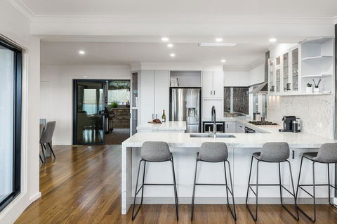 Ellerina Sea Vista Luxury Family Retreat With Sauna, Pool, Amazing Water Views, Walk To Beach - Hotels Melbourne 1