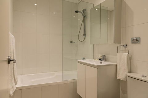 Explore Sydney From A Peaceful Modern Apartment - Hotels Melbourne 3