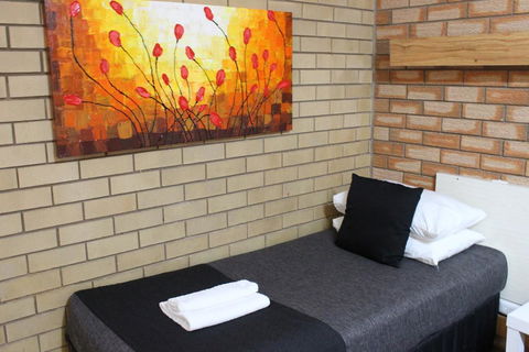 Golden Harvest Motor Inn Moree - Hotels Melbourne 2