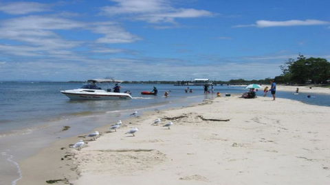 Ground Floor, Air Condtioned Apartment! - Hotels Melbourne 1