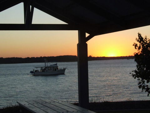 Ground Floor, Air Condtioned Apartment! - Hotels Melbourne 3