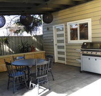 Guesthouse with Pool  BBQ - 10 kms from CBD - Hotels Melbourne