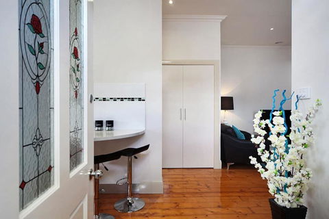 Hidden Gem In Cafe Strip! Chadstone + King Bed - Hotels Melbourne 2