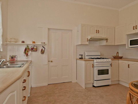 Hollyoak Cottage - Delightful, Ducks And Doileys! - Hotels Melbourne 1