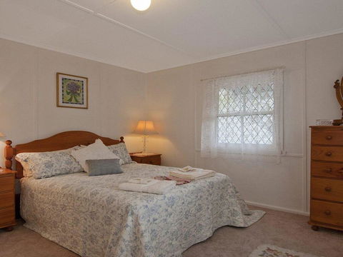 Hollyoak Cottage - Delightful, Ducks And Doileys! - Hotels Melbourne 3
