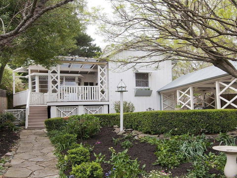 Hollyoak Cottage - Delightful, Ducks And Doileys! - Hotels Melbourne 0