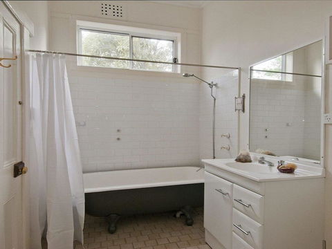 Hollyoak Cottage - Delightful, Ducks And Doileys! - Hotels Melbourne 2