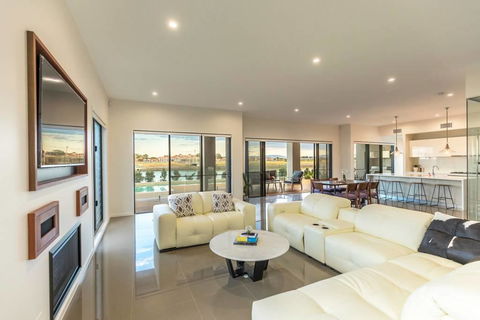 HomePlus - Luxury Living In Sanctuary Cove - Hotels Melbourne 2