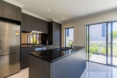Homeplus-Escape To Modern Home In Hope Island - Hotels Melbourne 1