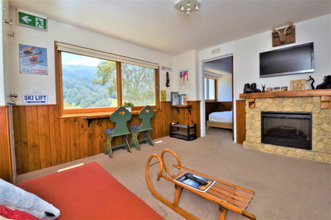 Karoonda 1 - Hotels Melbourne 0