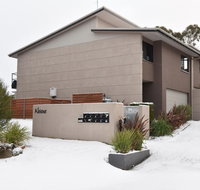 Khione 1 - Modern  spacious with views towards Lake Jindabyne  the mountains beyond - Hotels Melbourne