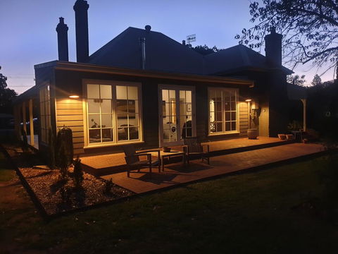 Kings Cottage Uralla - Hotels Melbourne 1