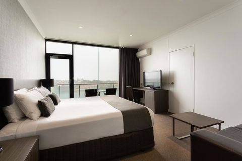 Lakes Hotel - Hotels Melbourne 3