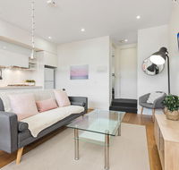 Light-Filled Beachside Apartment in Trendy Area - Hotels Melbourne