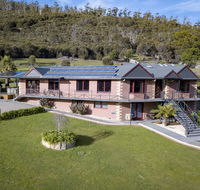 Luxury 6 Bedroom Home with Pool and Spa - Hotels Melbourne