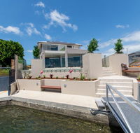 Luxury Waterfront Family Entertainer on Dolphin - Hotels Melbourne