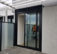 M city self contained Apartment - Hotels Melbourne