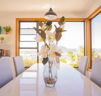 Moonah House-10 mins to CBD  MONA 4BR 2 BATH great view park 3 cars sleep 11 king bed en-suite - Hotels Melbourne