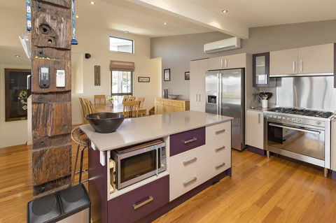 Ned Kelly's Retreat - Sophisticated Style With Modern Convenience And Magical Outlook - Hotels Melbourne 1