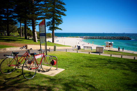 Cottesloe Artist's Beach Retreat - Hotels Melbourne 15
