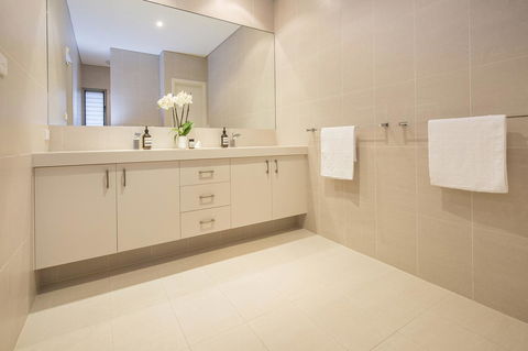 Calm Waters - Hotels Melbourne 3